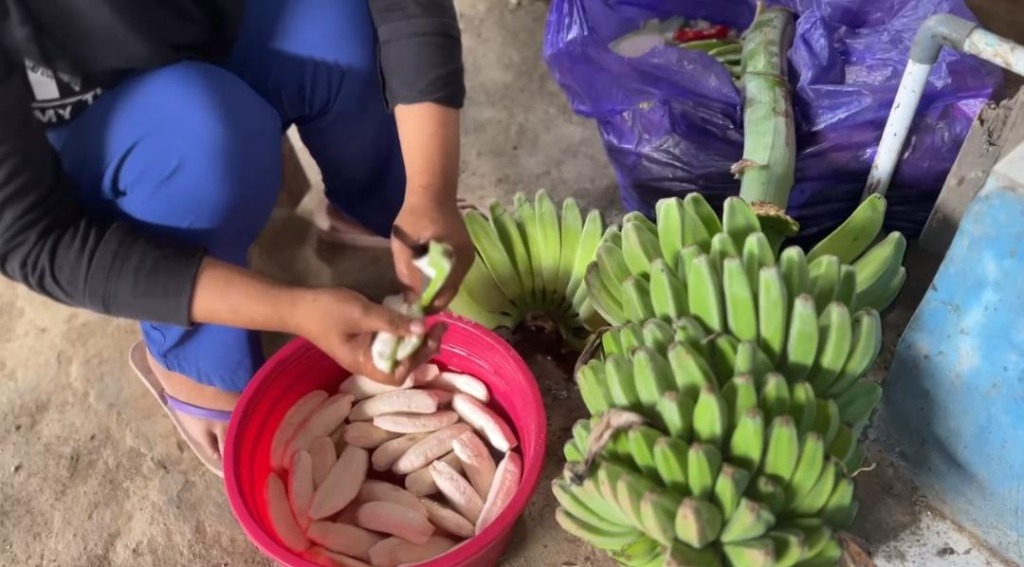 Proses produksi higienis camilan Rumah Keripik Makassar Gowa